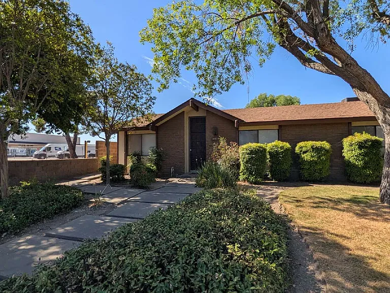 2414 W Beech Ave — Photo 1