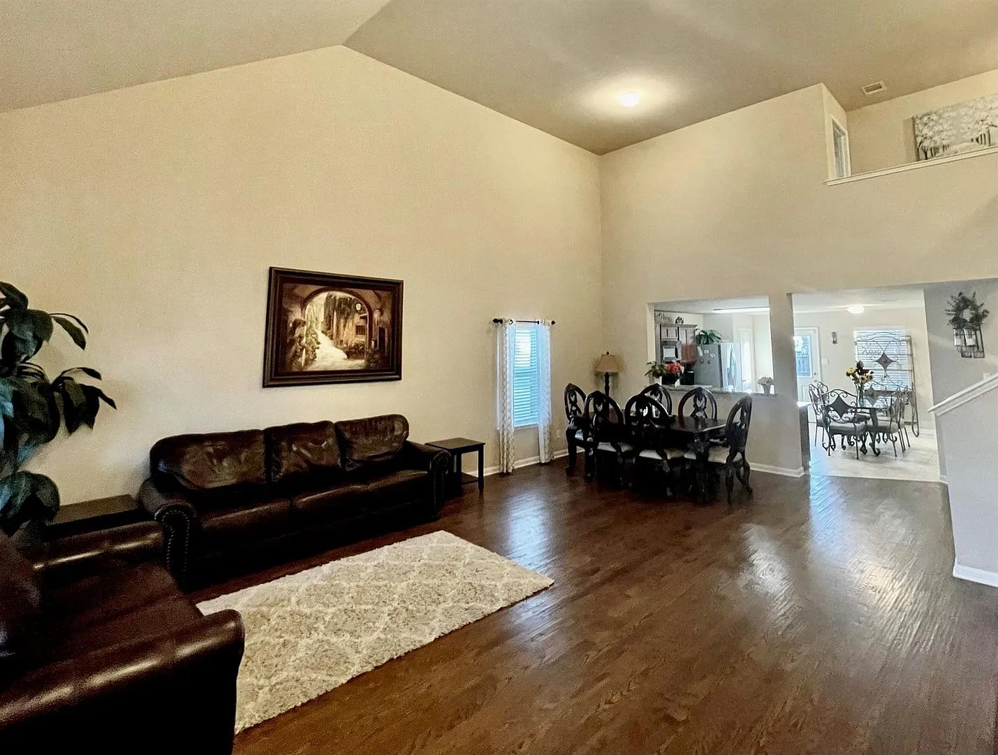 Elegant fourbedroom cornerlot home with hardwood floors, modern kitchen, master suite, and commun... — Photo 4