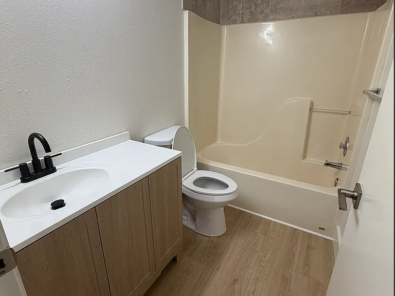 Twin Peaks Apartments — Photo 10