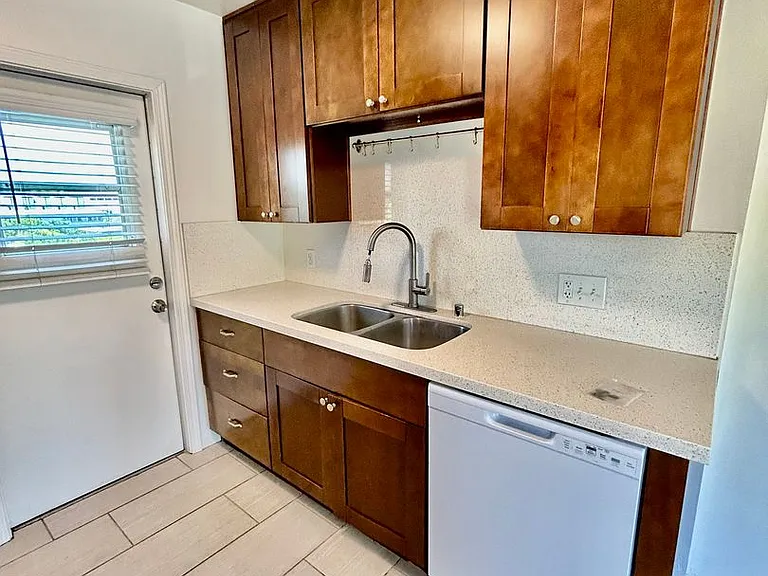Charming and Bright 2 bed 1 bath in Point Loma — Photo 8