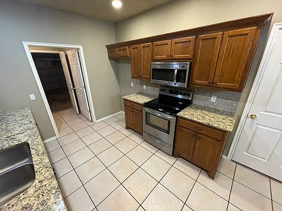 5th image of 404 N Willowood Dr