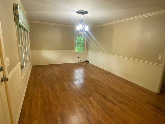 4th image of 305 Hillcrest St