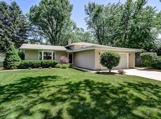 16 Sylvia Ln, Naperville, IL 60540