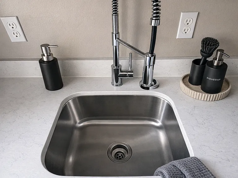 Monarch Luxury Studio Apartments — Photo 9