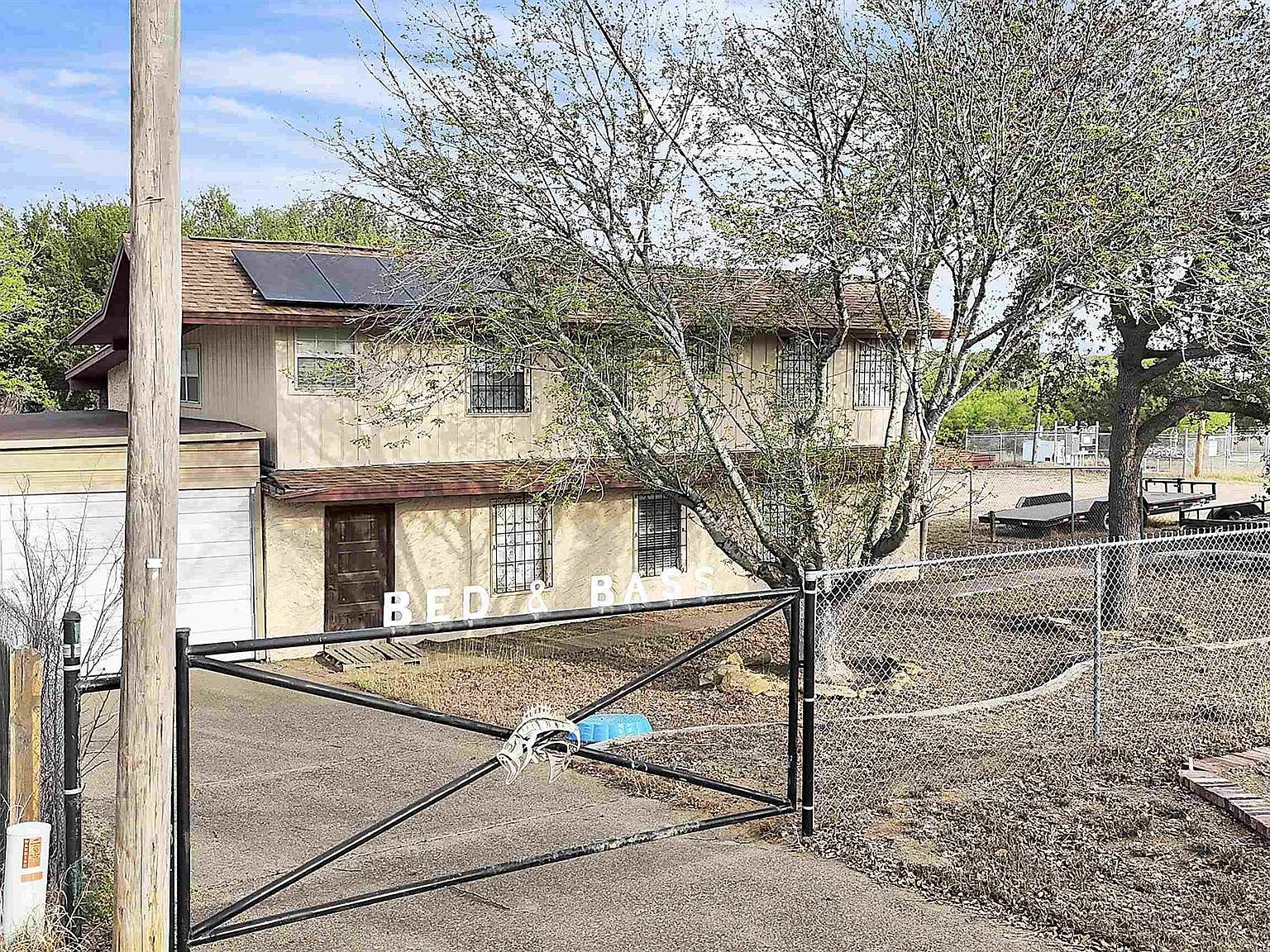 6 bed, 3312 sqft, $1,600 — Photo 2