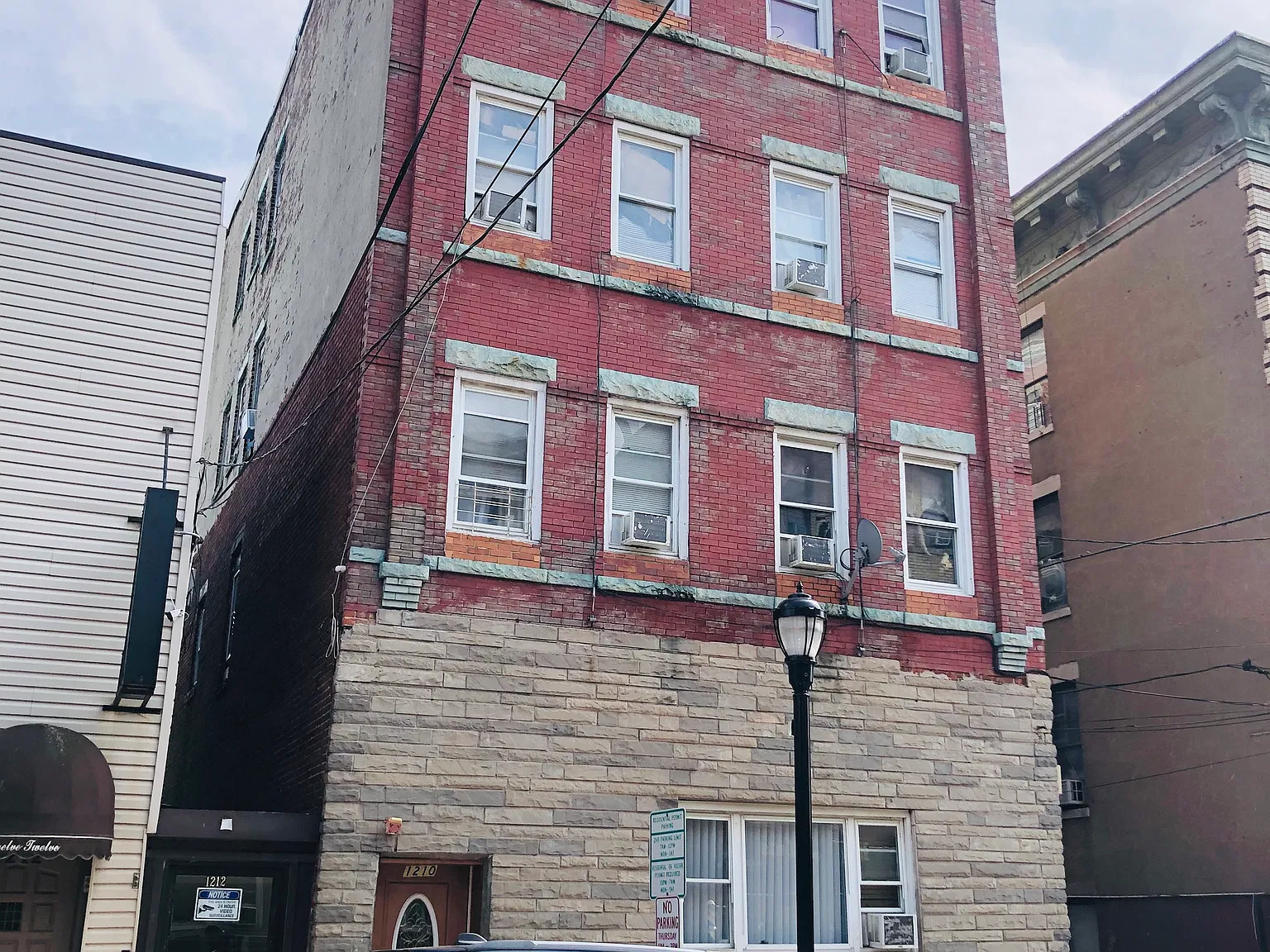 2 bed, 600 sqft, $2,050 — Photo 1