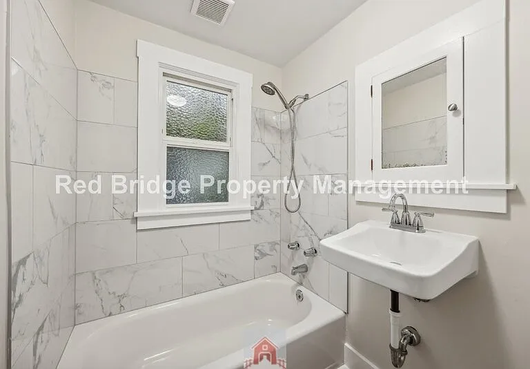 2619 NE Flanders St — Photo 22