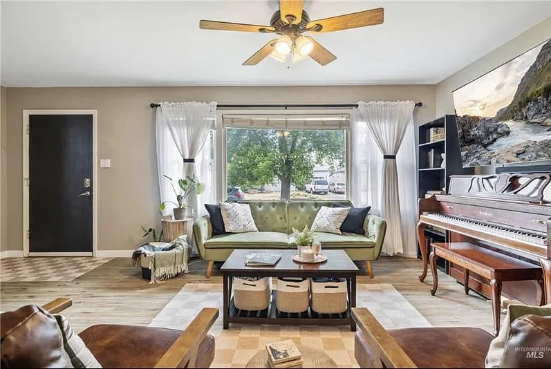 3 bed, 1352 sqft, $2,595 — Photo 3
