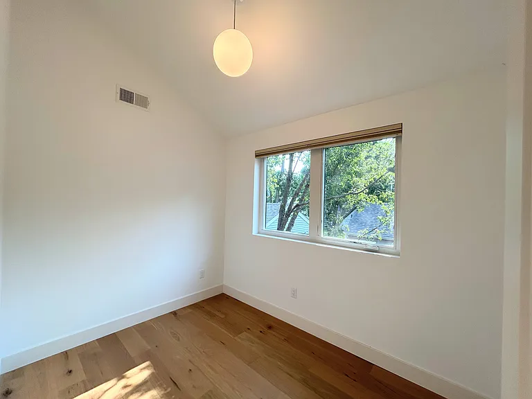 1003 E Washington St — Photo 26