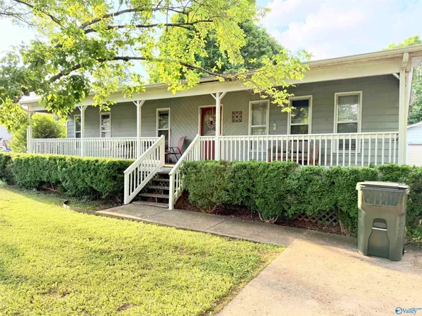 105 McFarlen Dr, Hazel Green, AL 35750