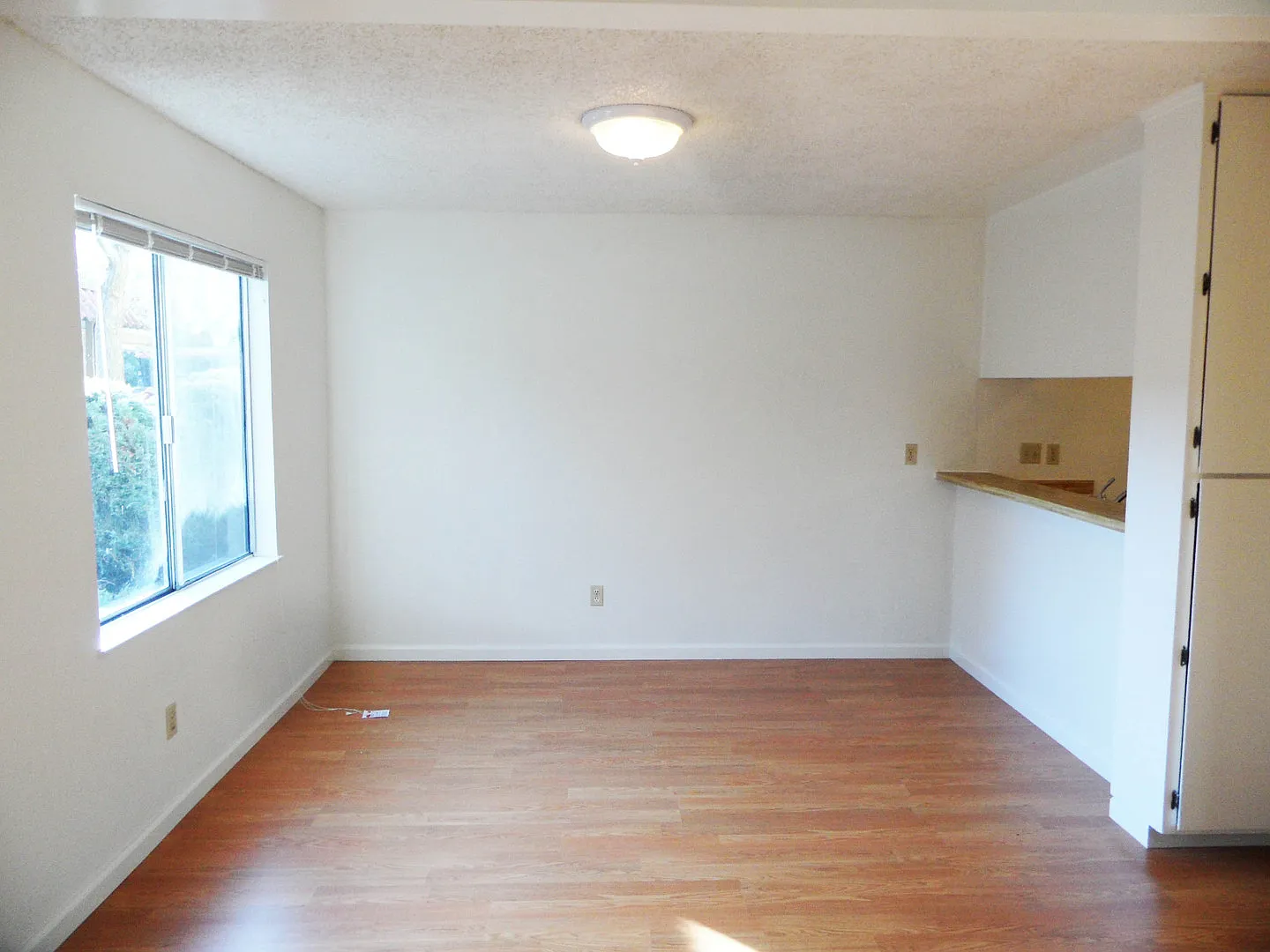 Cozy condominium in Blossom Valley. Hardwood floor, dishwasher, balcony. — Photo 4