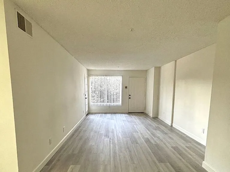 6331 Los Robles Ave — Photo 15