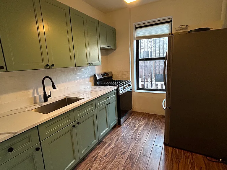 223 19th St #1R — Photo 15