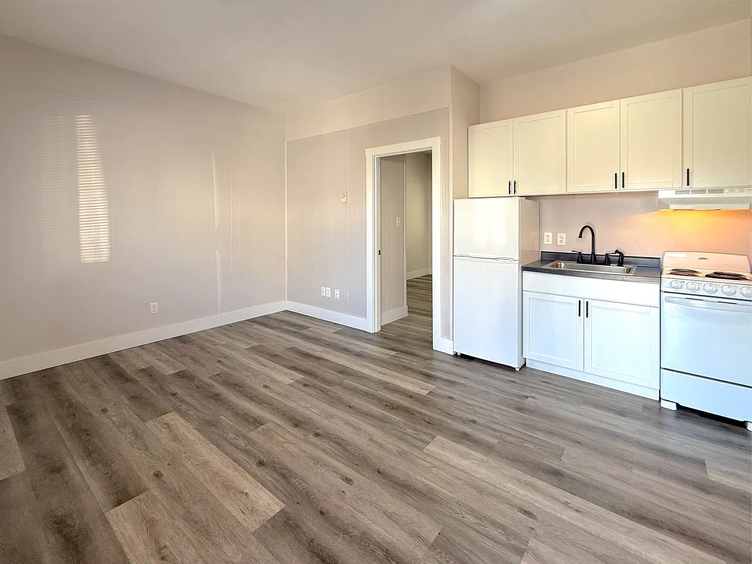 Fully Remodeled 1 Bedroom Near Campus — Photo 4
