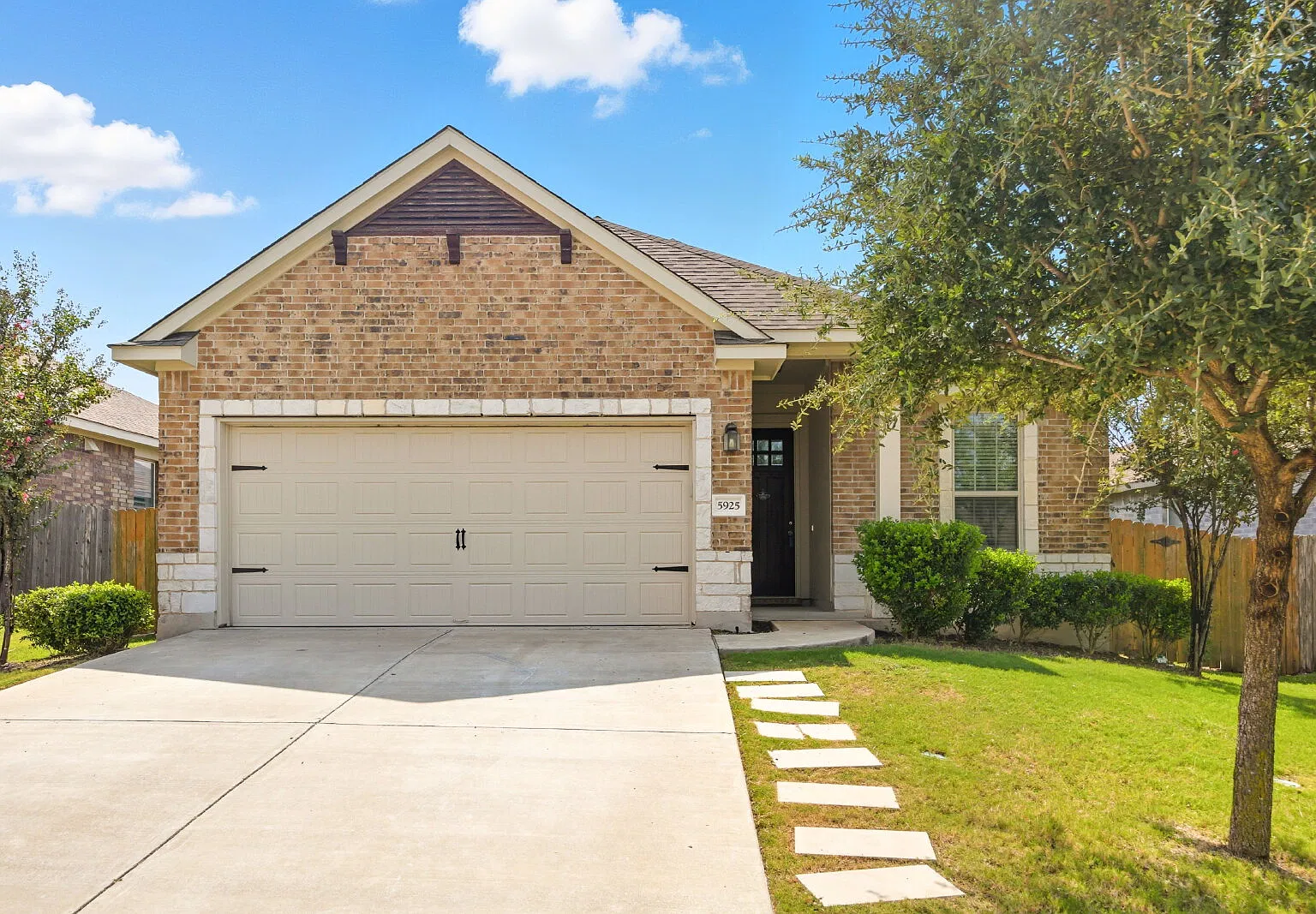3 bed, 2.0 bath, 1817 sqft, $2,150 — Photo 4