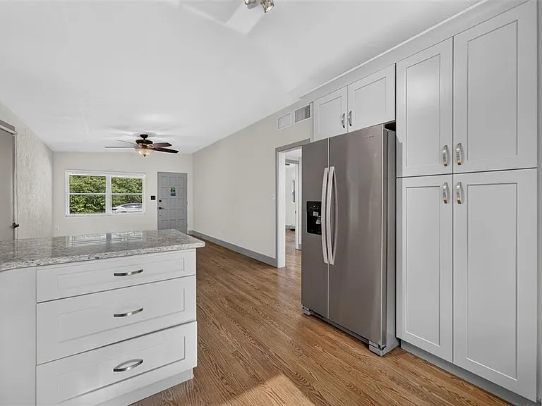 1317 Cloverlawn Ave — Photo 9