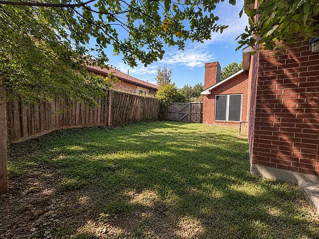 3 bed, 2.5 bath, 1944 sqft, $2,700 — Photo 3