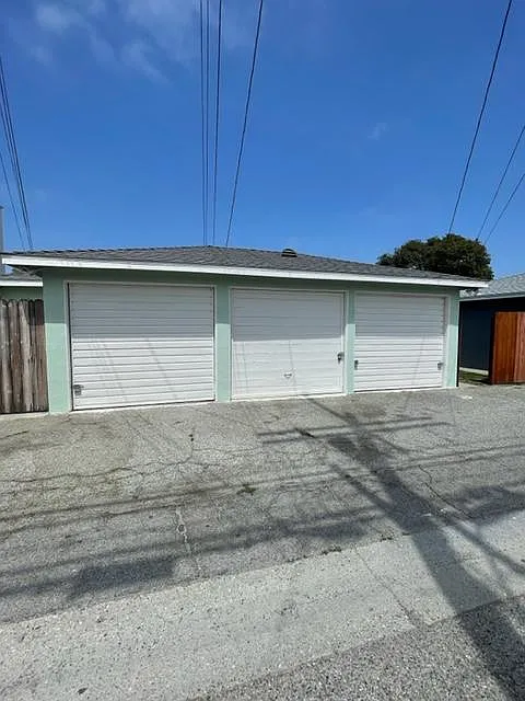 5465 Inglewood Blvd — Photo 2