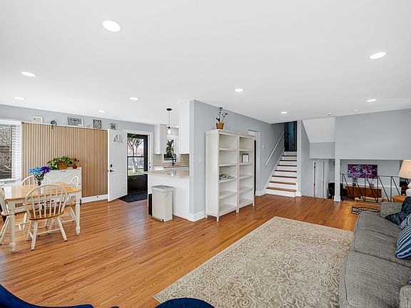 3rd image of 7306 Dorothy Ln