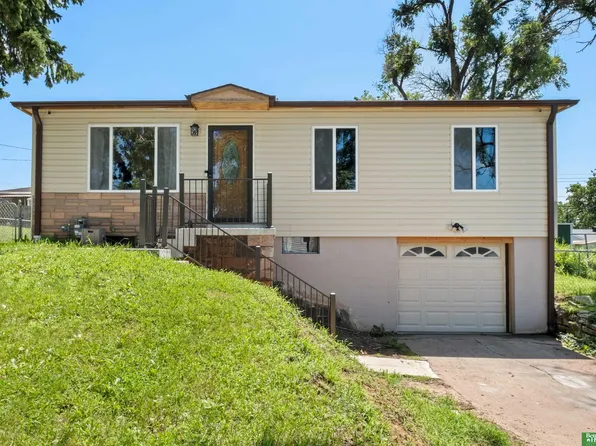 2117 Emiline St, Bellevue, NE 68147