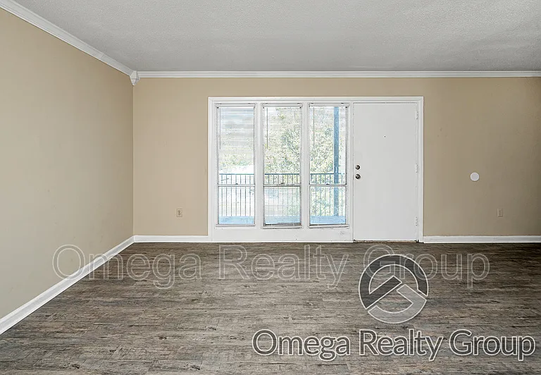South Court Apartments — Photo 9
