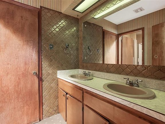 5th image of 200 Ormond Oaks Dr