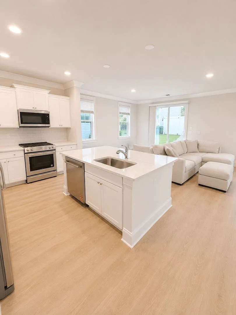 4 bed, 3.0 bath, 1632 sqft, $2,950 — Photo 3