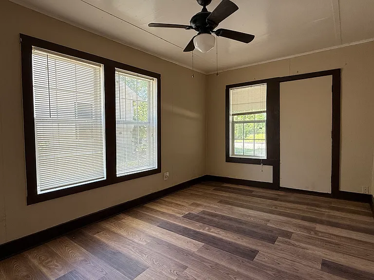 402 McKinney St — Photo 9