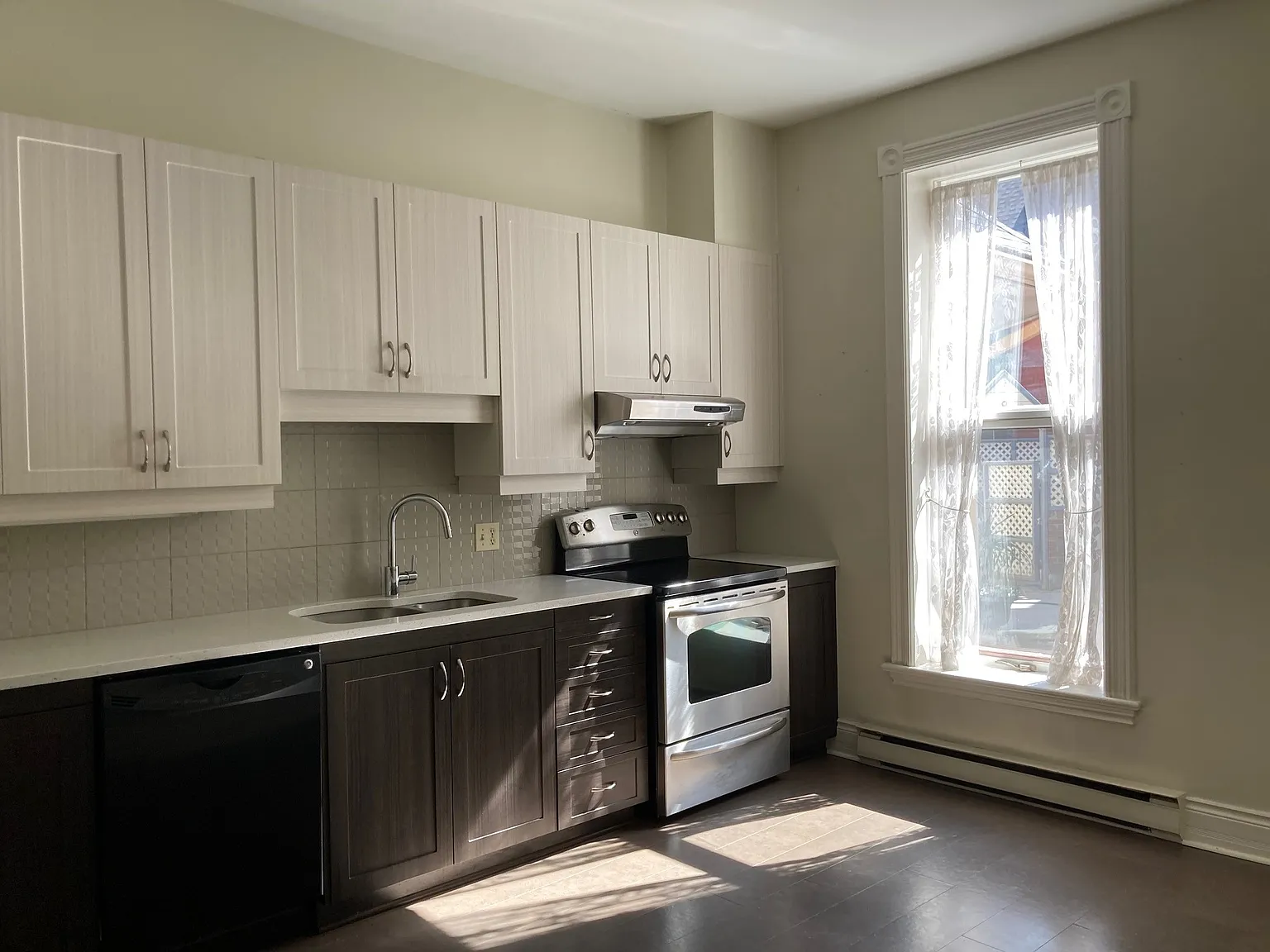 2 bed, 1100 sqft, $3,100 — Photo 2