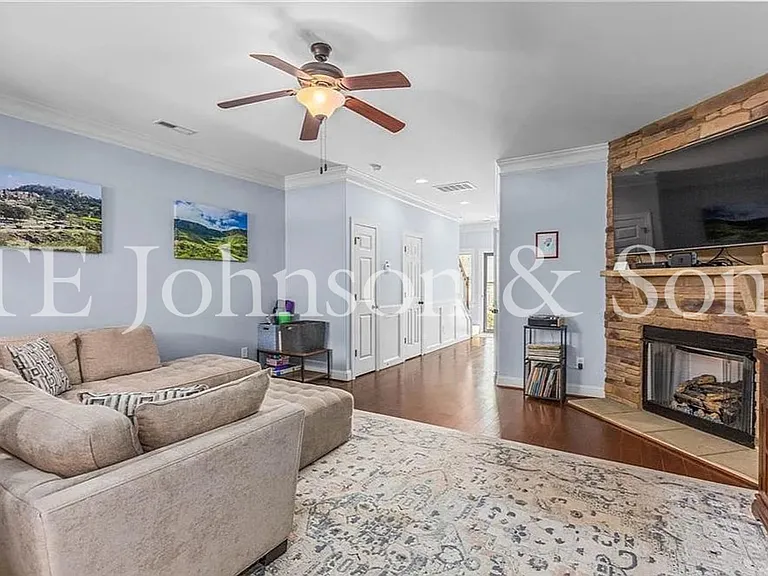 1025 Richmond Park Dr — Photo 5