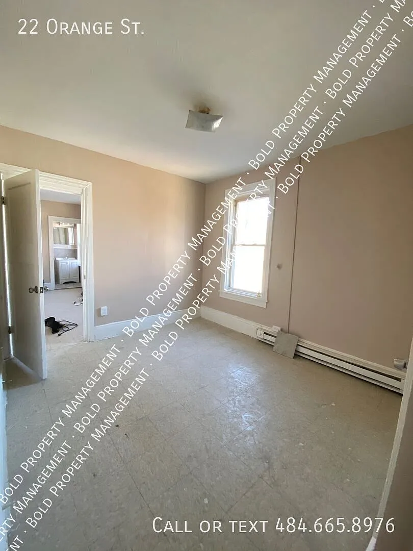 4 bedroom single family home in Reading — Photo 2