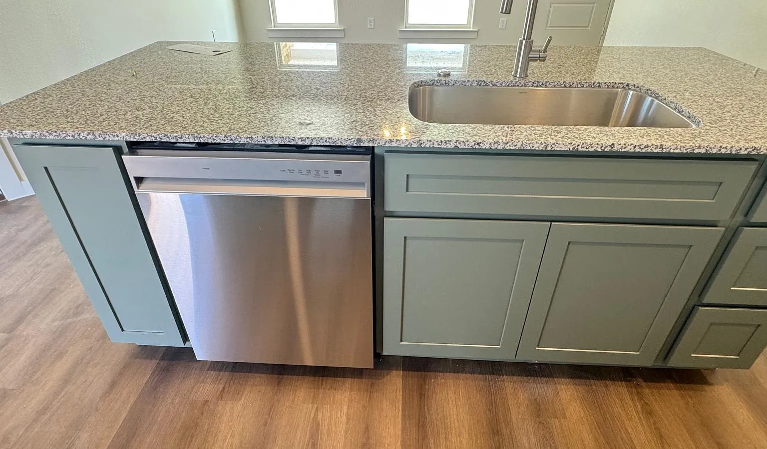 3 bed, 1200 sqft, $3,200 — Photo 4