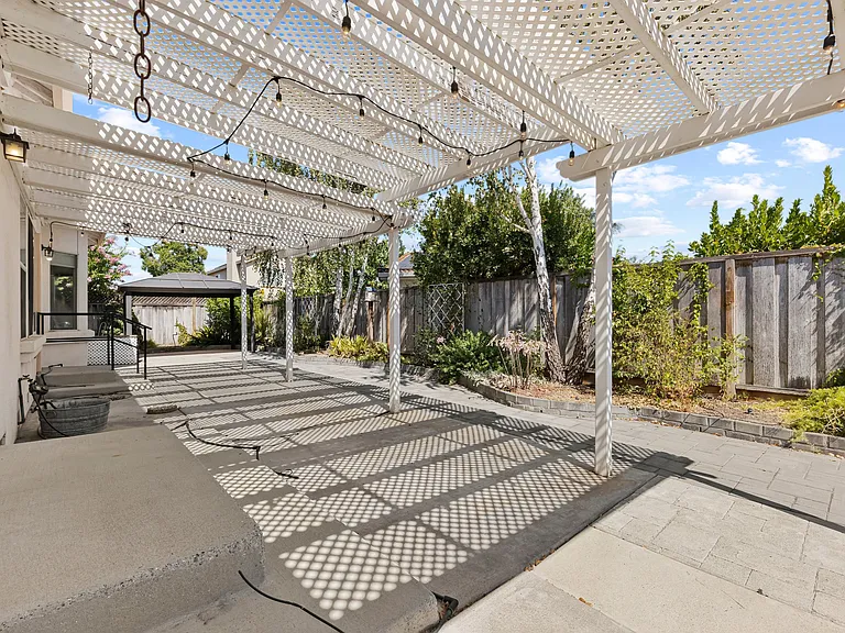 560 Diana Ave — Photo 45