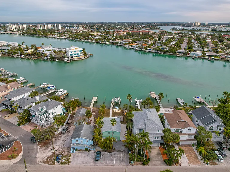 8441 Bayshore Dr #B — Photo 2