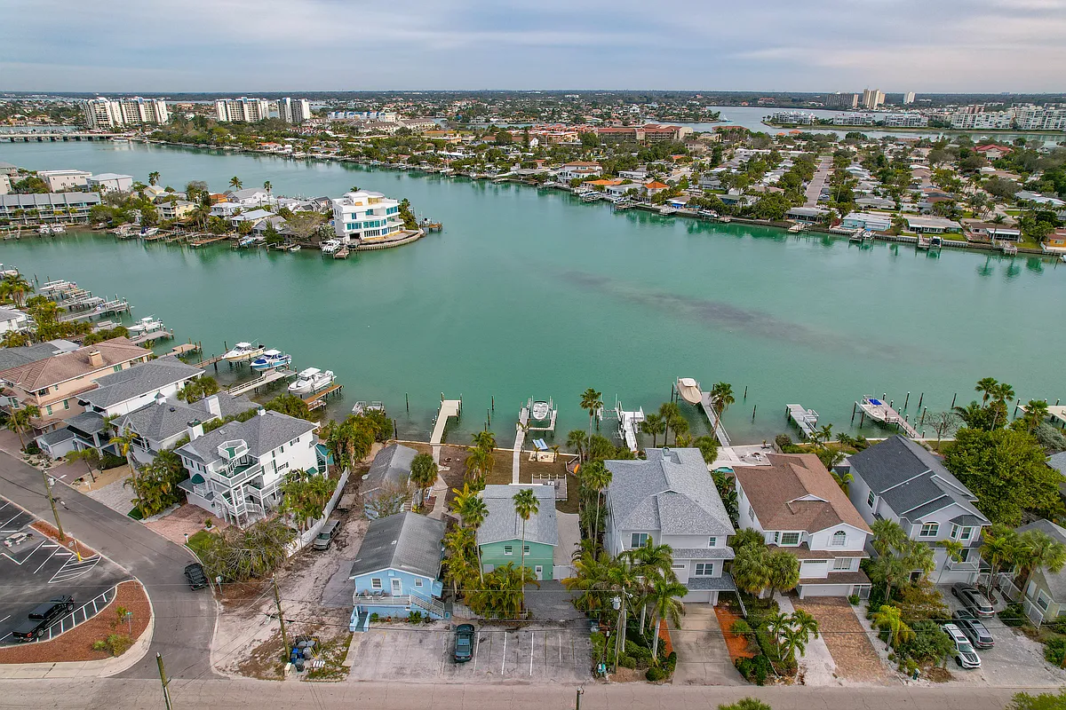 Building Photo - 8441 Bayshore Dr #B