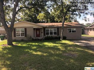2103 E Crestwood Dr, Victoria, TX 77901