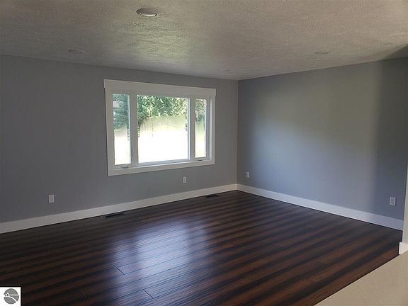 5th image of 4441 Hillcrest Dr