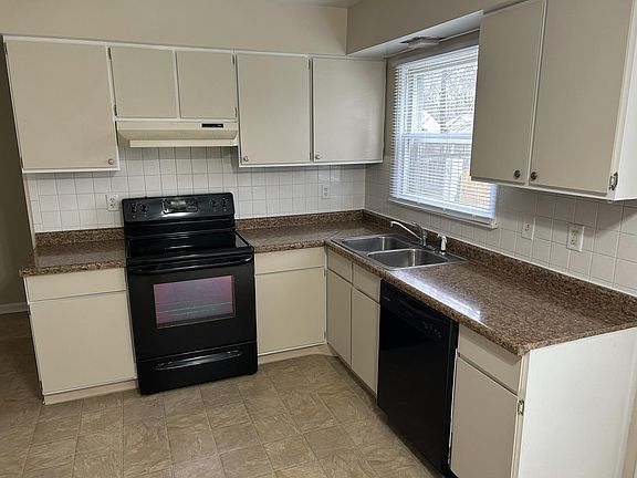 3rd image of 816 Ashley Dr