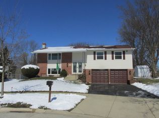1426 Parker Pl, Elk Grove Village, IL 60007