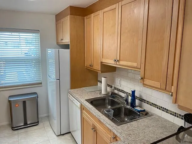307 Lake Evelyn Dr — Photo 7