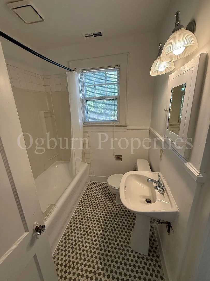 1 bed, 1.0 bath, $895 — Photo 3