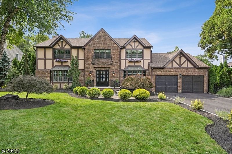 1st image of 170 Killarney Dr