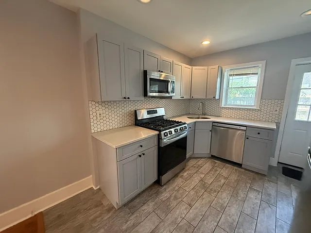 3 bed, 948 sqft, $1,895 — Photo 3
