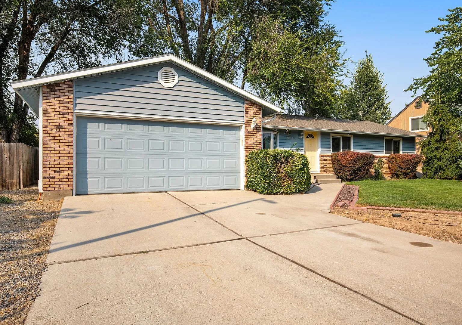Charming 3-Bedroom Home in West Boise Spacious Yard & Modern Comforts — Photo 3