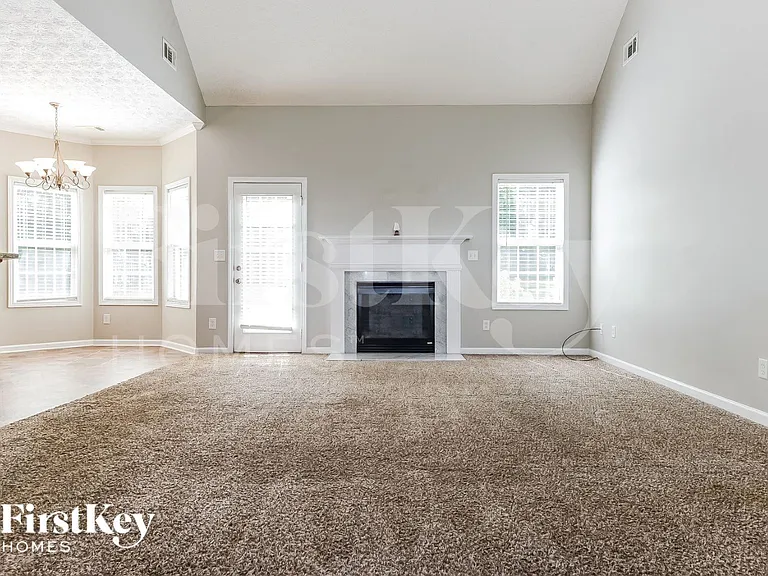 381 Glouchester Dr — Photo 4