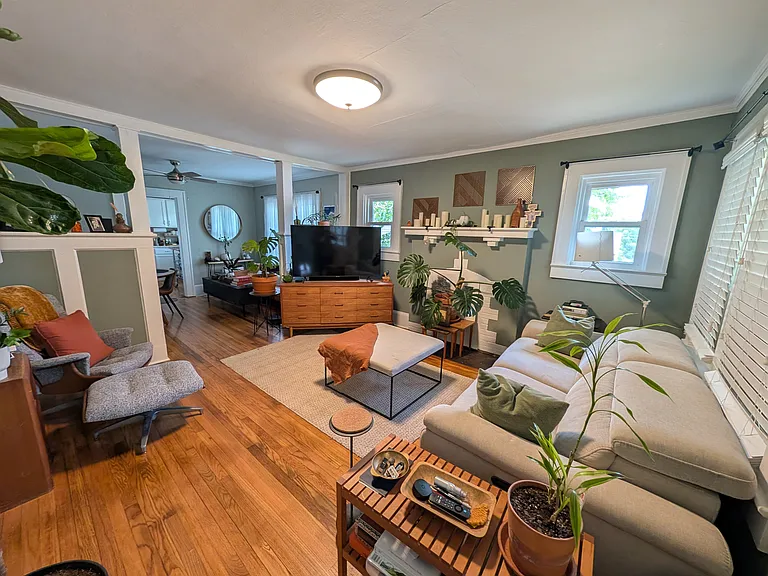 (Note: Property is not furnished. Images are provided to give you a better sense of the space.)