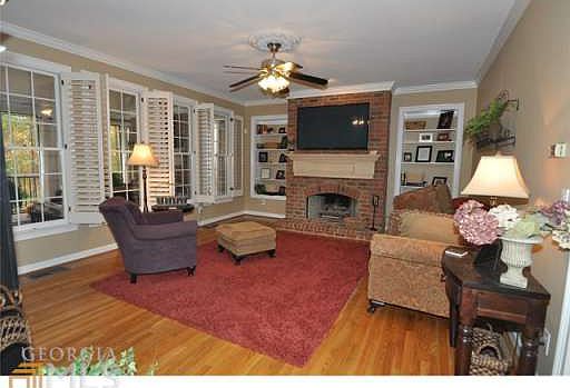 3rd image of 404 Henredon Hl