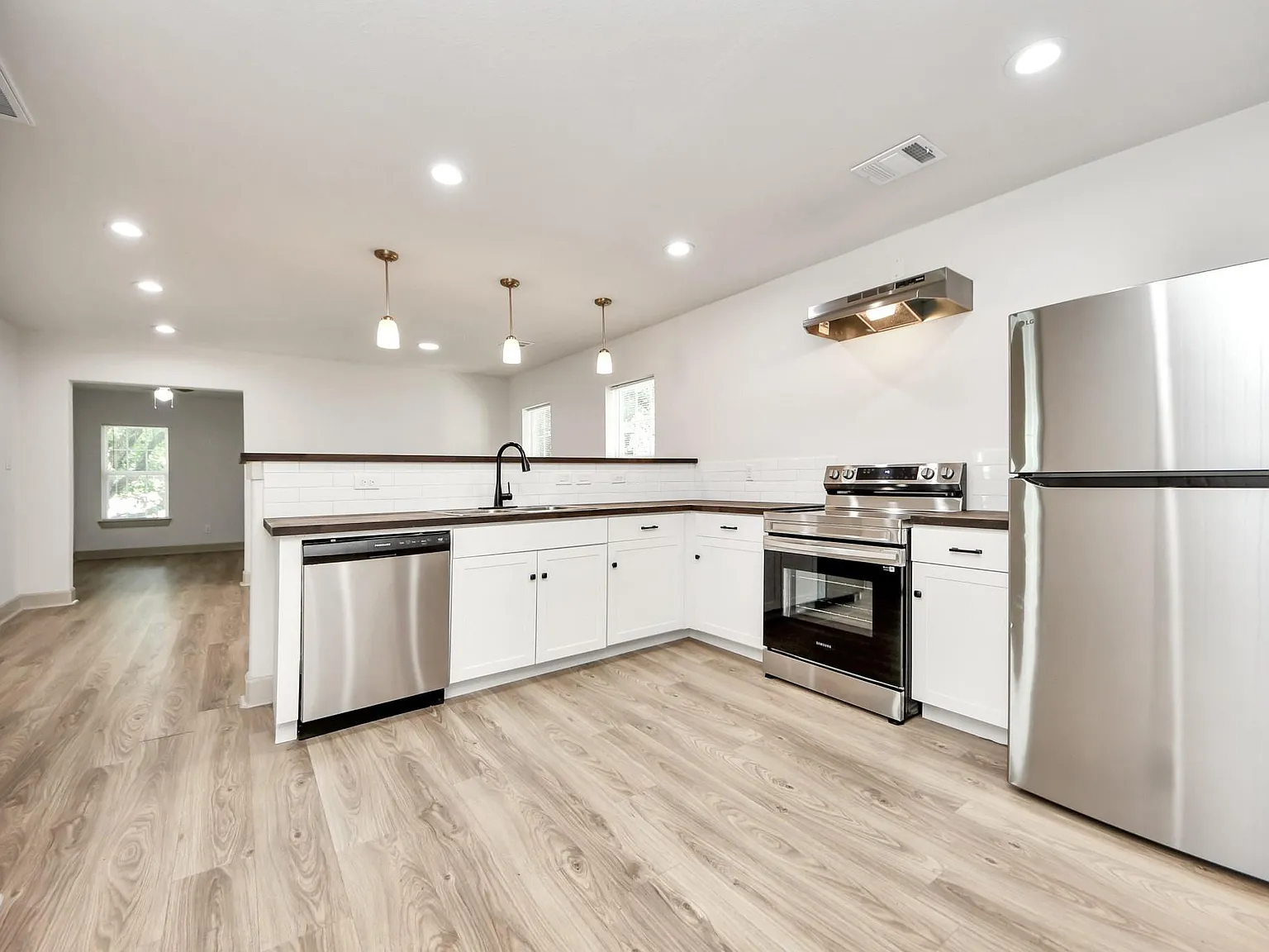 3 bed, 2.0 bath, 3018 sqft, $2,000 — Photo 2