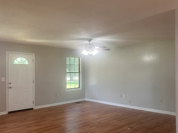 13887 Saraland Rd, Northport, AL 35475