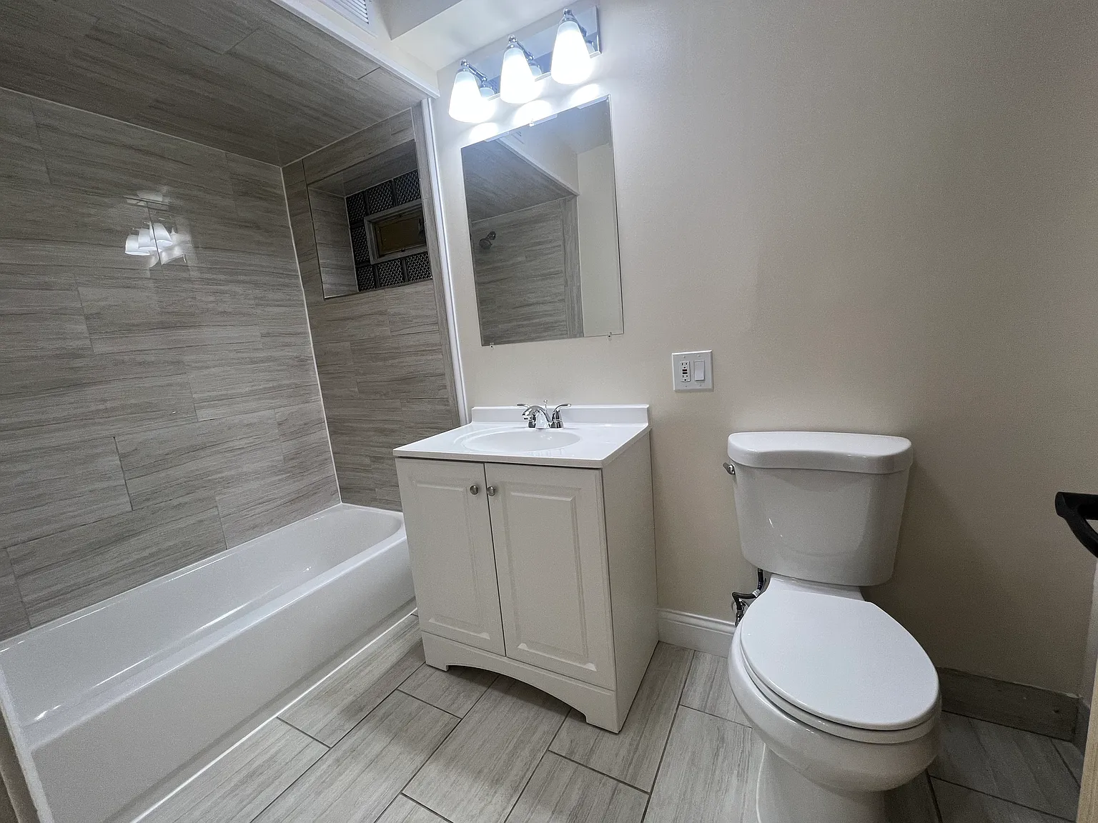 4657 N Avers Ave — Photo 2